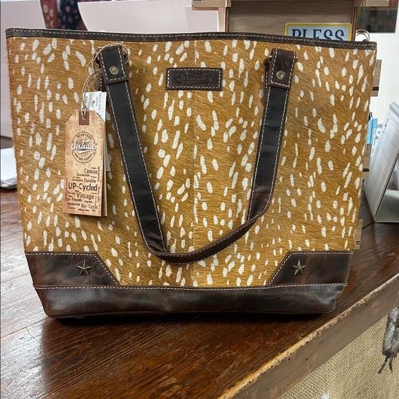 Tan and White Deer Print Tote - Sixtease - Picture 1 of 8